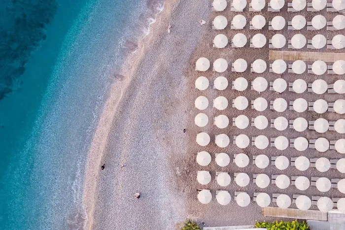widok-na-parasole-i-plażę-na-Rodos-w-Grecji