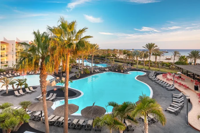 widok na plażę parasole i basen w hotelu Barcelo Fuerteventura opinie