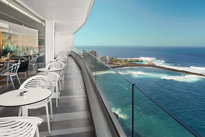 widok z restauracji hotelu Atlantic Mirage Suites&Spa na morze