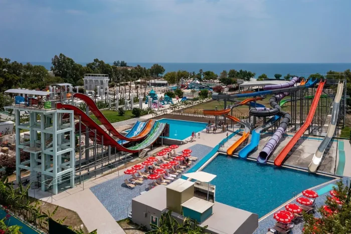 hotel-miarosa-kemer-beach-teren-hotelu-basen-aquapark-zjezdzalnia-dla-dzieci