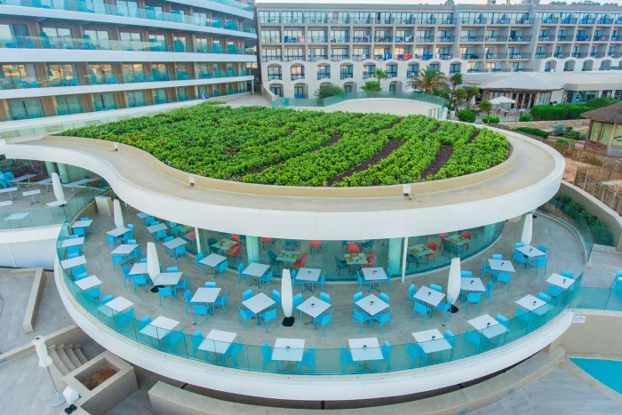 hotel-ramla-bay-teren-hotelu-balkon-taras