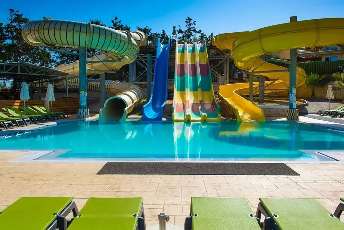 zjezdzalnie-w-hotelu-gouves-water-park-holiday-resort-basen