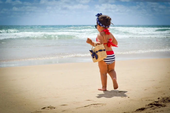 dziewczynka-na-plaży