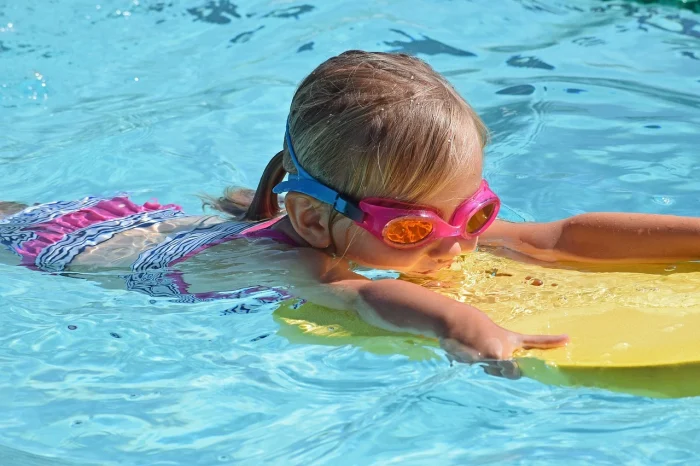 pływające dziecko na basenie