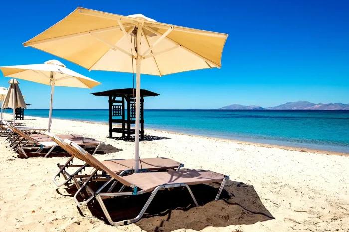 widok na plażę leżaki i parasole