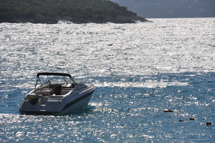 łódka na wodzie w Albanii