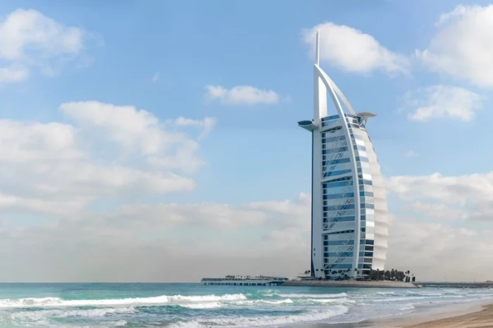 Burj Al Arab luksusowy hotel nad brzegiem morza