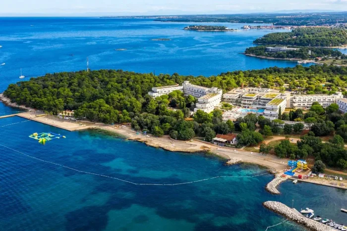 delfin-plava-laguna-porec-teren-hotelu