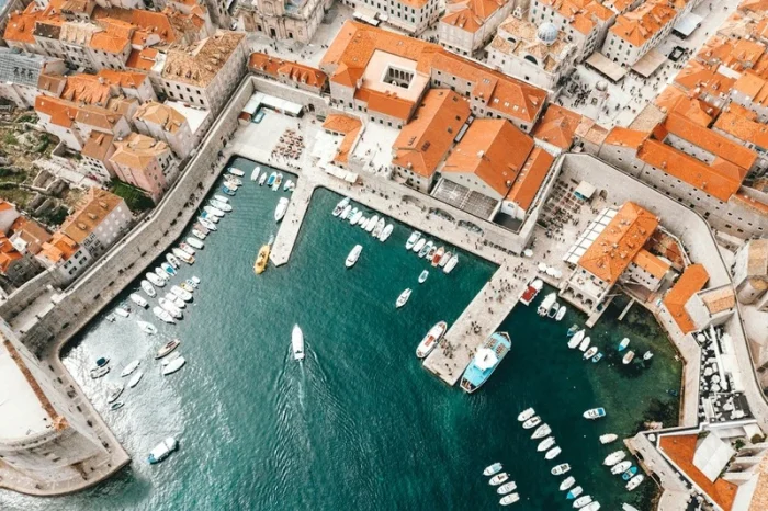 port w Dubrowniku dla łodzi podczas wakacji na morzu