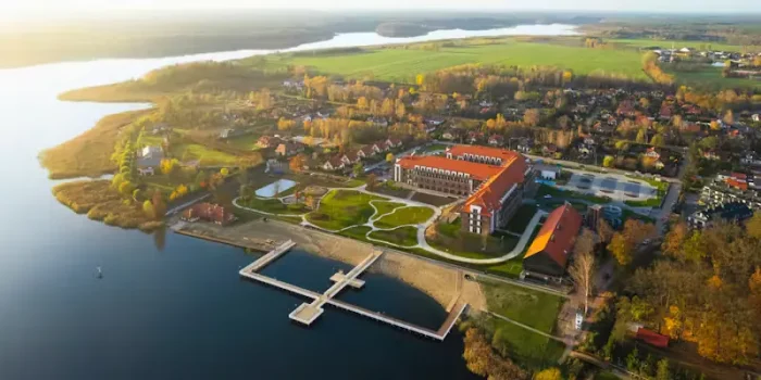 widok na hotel Lake Hill Mazury