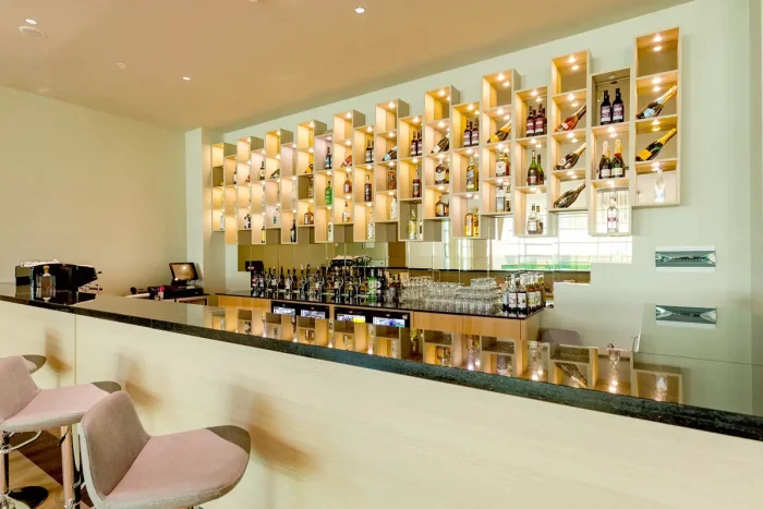 widok na bar w hotelu Best Western Premier Batumi
