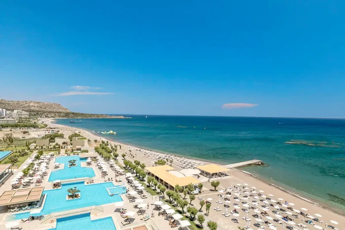 widok na plaże przy hotelu