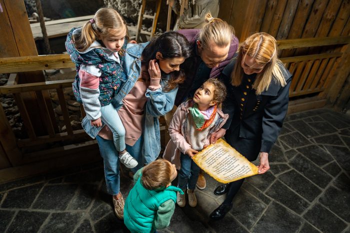 rodzina na trasie turystycznej w kopalni soli wieliczka