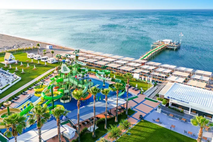 widok na aquapark i morze